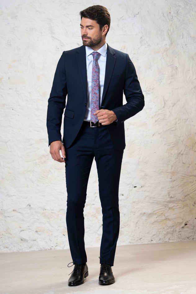 Traje elástico liso cierre un botón...