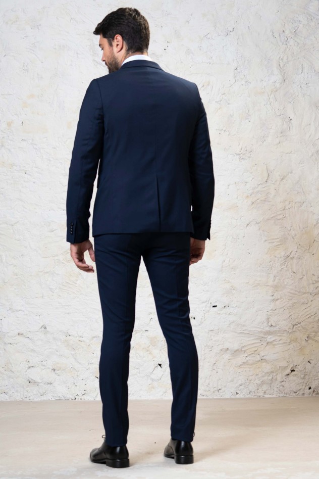 Traje elástico liso cierre un botón...