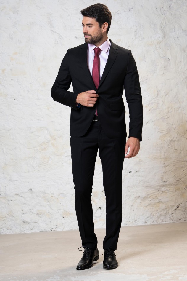 Traje elástico liso cierre un botón...