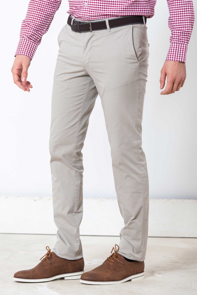Pantalón chino elástico de corte ajustado con cinturón