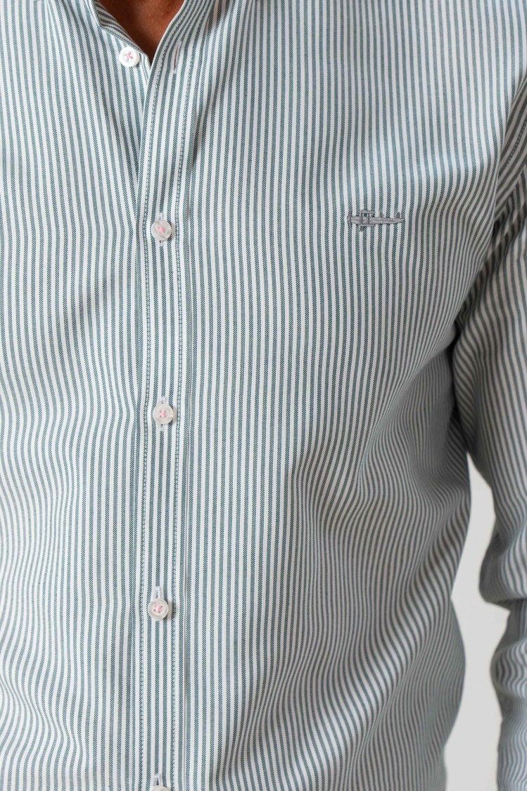 Camisa semientallada listas verticales sobre minioxford