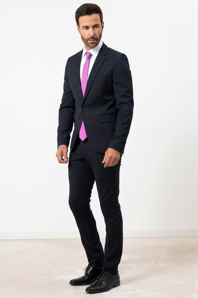 Traje elástico liso cierre un botón...