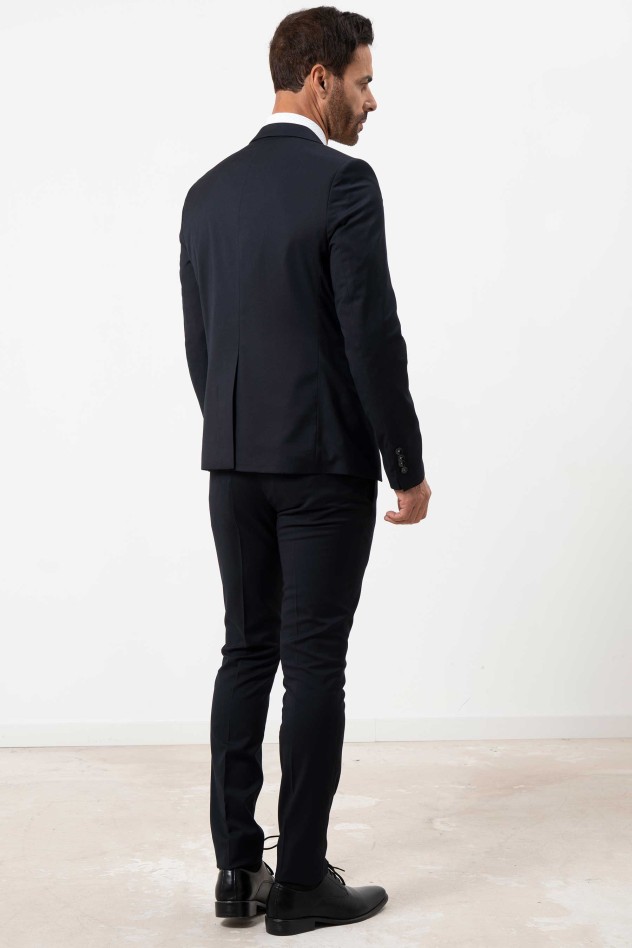 Traje elástico liso cierre un botón...