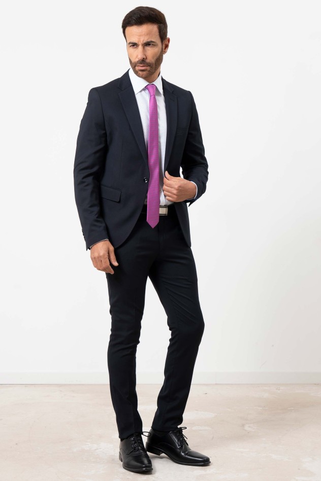 Traje elástico liso cierre un botón...