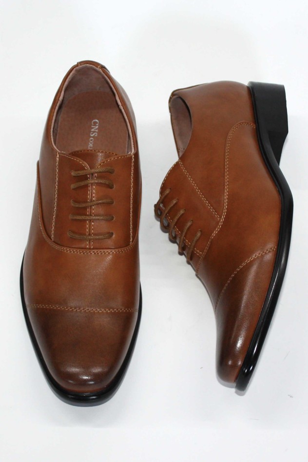 Zapato de vestir con costura en puntera