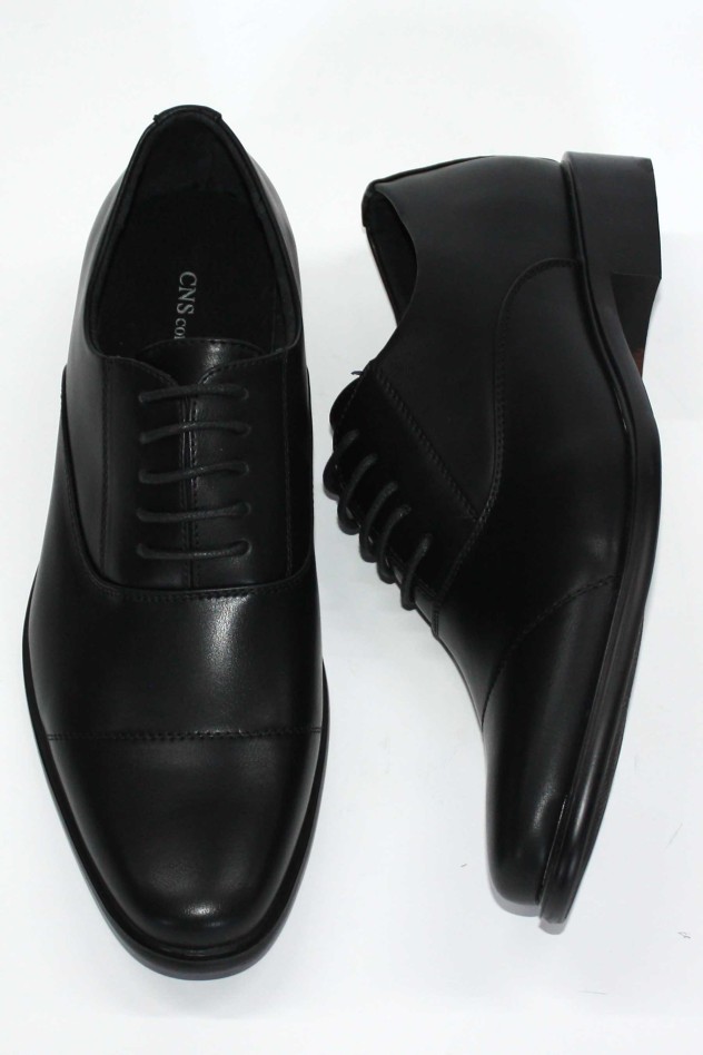 Zapato de vestir con costura en puntera