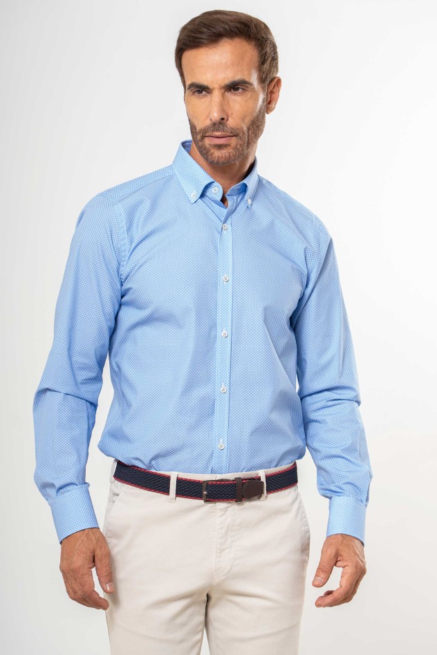 Camisa azul semientallada estampado...