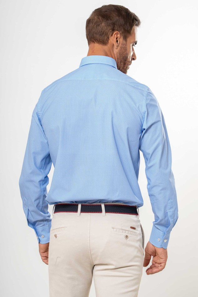 Camisa azul semientallada estampado...