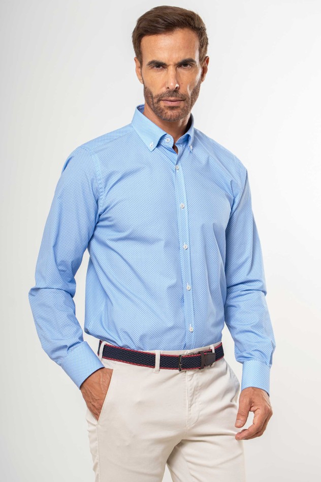 Camisa azul semientallada estampado...