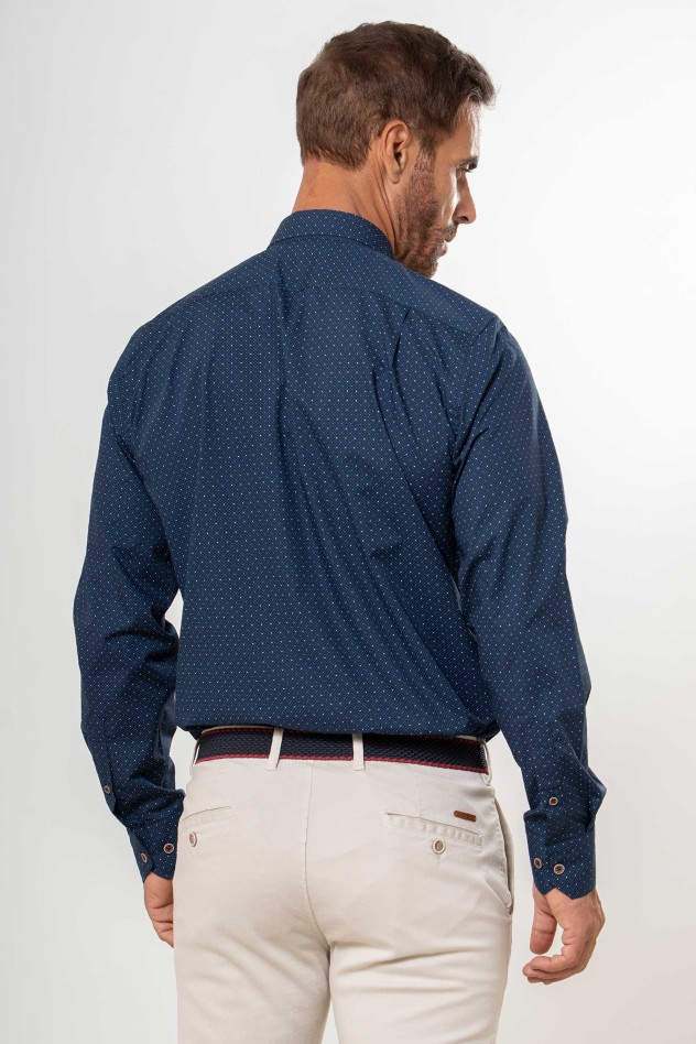 Camisa semientallada estampado topos